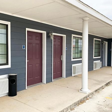 Oyo Hotel Pearsall I-35 West Exterior photo