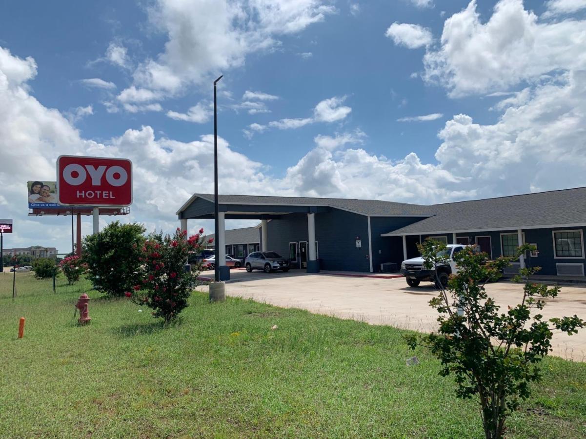 Oyo Hotel Pearsall I-35 West Exterior photo