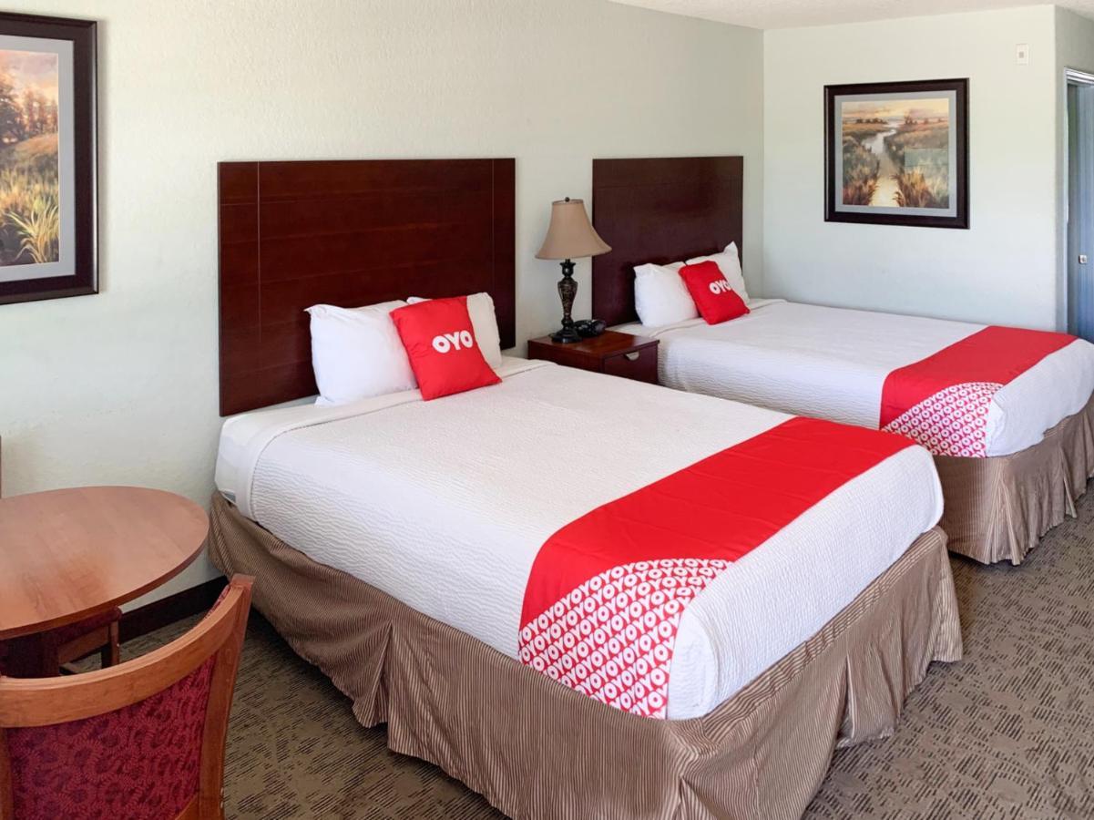 Oyo Hotel Pearsall I-35 West Exterior photo