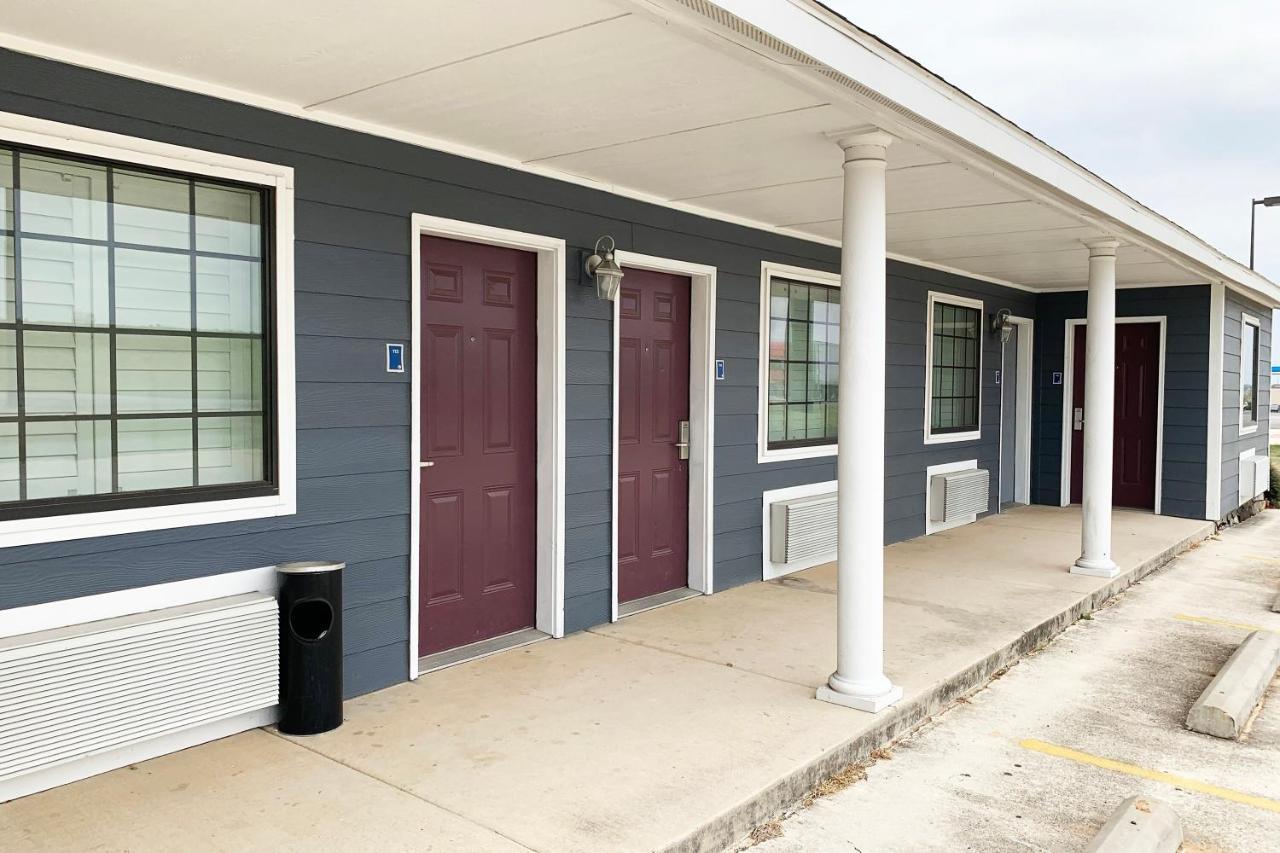 Oyo Hotel Pearsall I-35 West Exterior photo