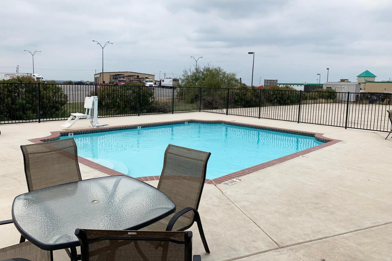 Oyo Hotel Pearsall I-35 West Exterior photo