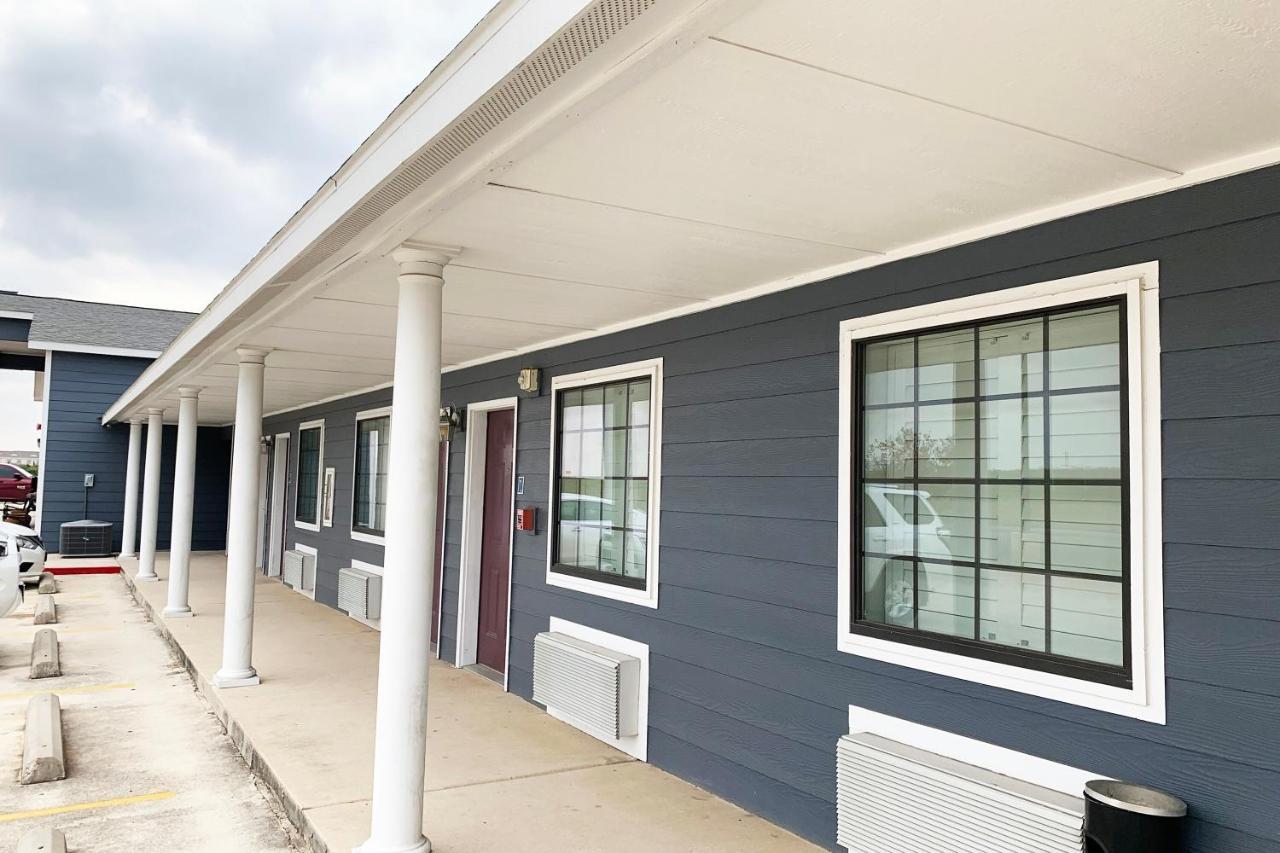 Oyo Hotel Pearsall I-35 West Exterior photo