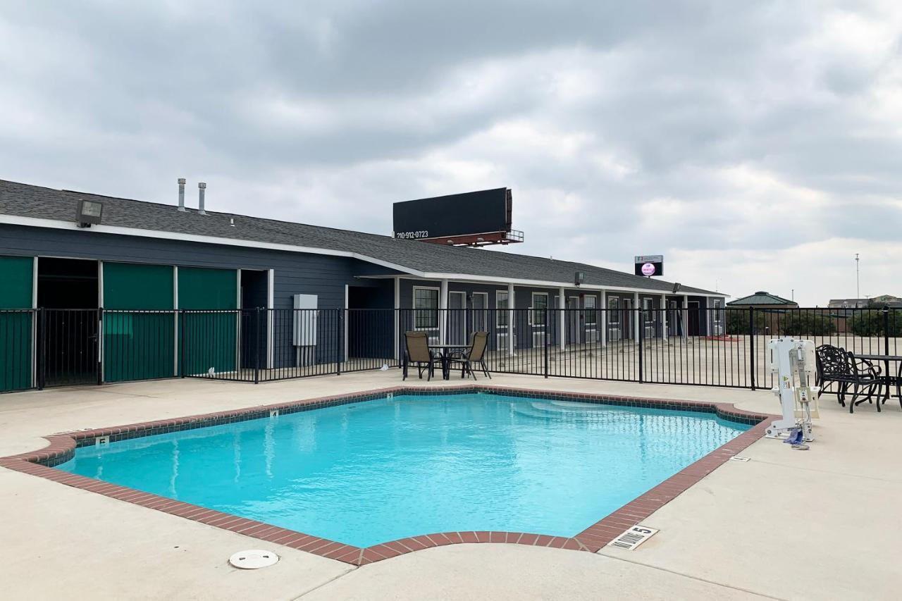 Oyo Hotel Pearsall I-35 West Exterior photo