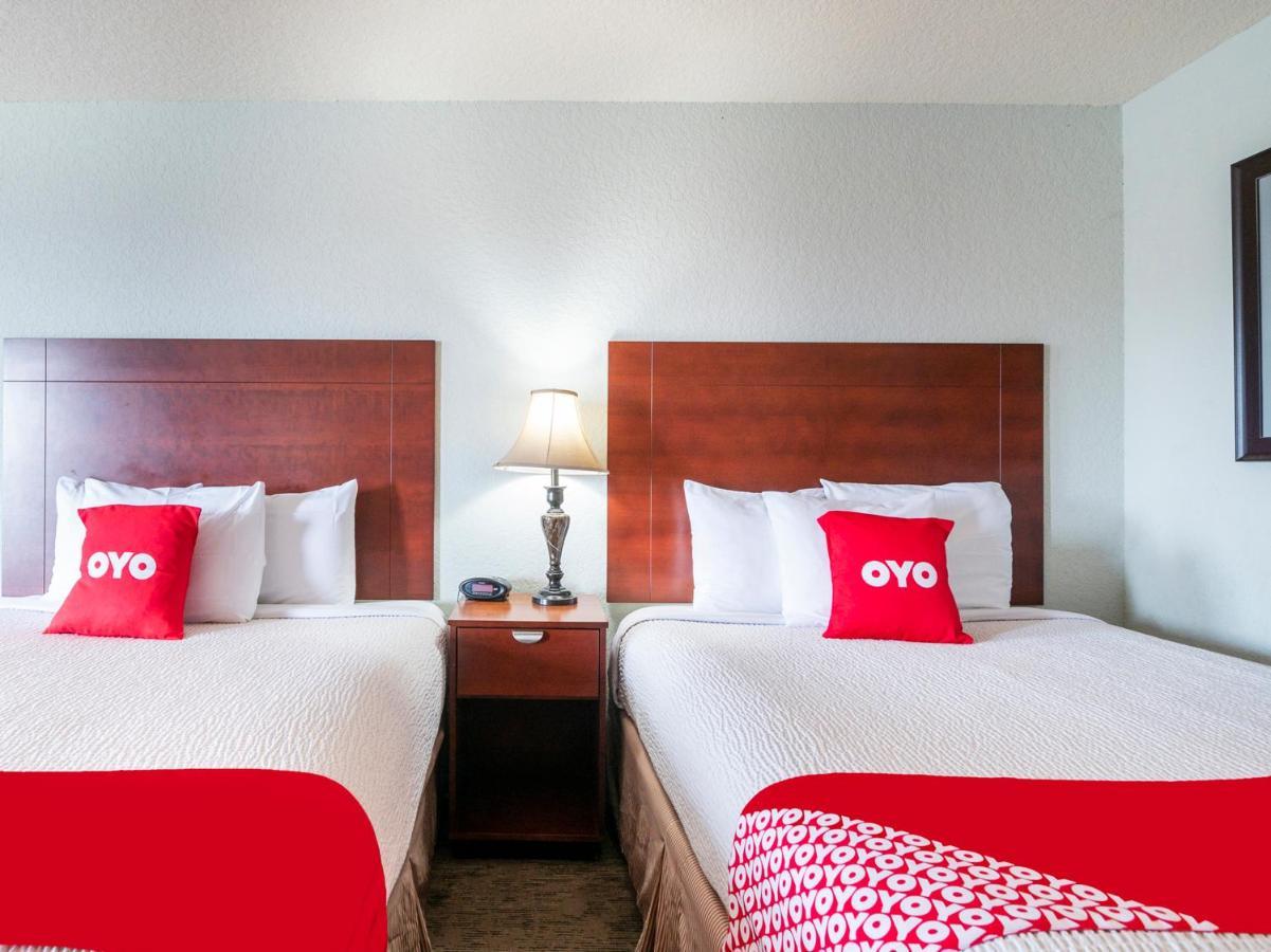 Oyo Hotel Pearsall I-35 West Exterior photo