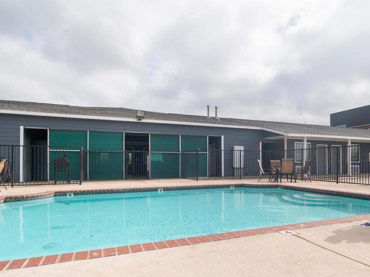 Oyo Hotel Pearsall I-35 West Exterior photo