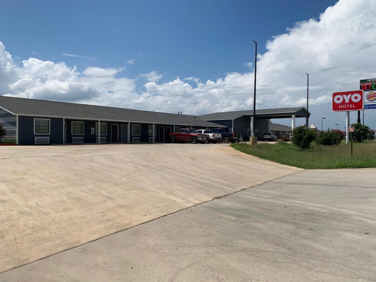 Oyo Hotel Pearsall I-35 West Exterior photo